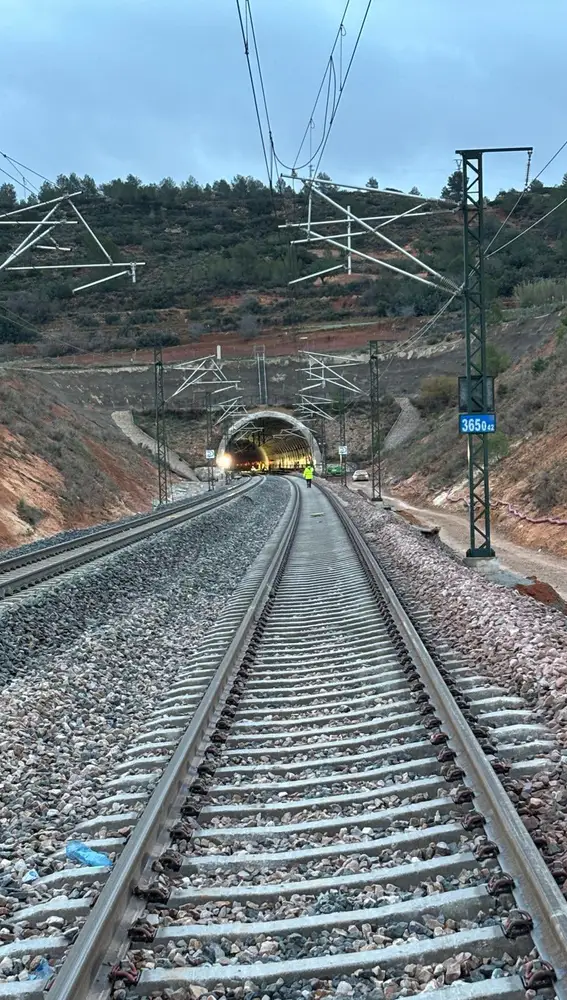 Tramo de la línea de AVE que conecta Madrid con Valencia. Tramo de la línea de AVE que conecta Madrid con Valencia.