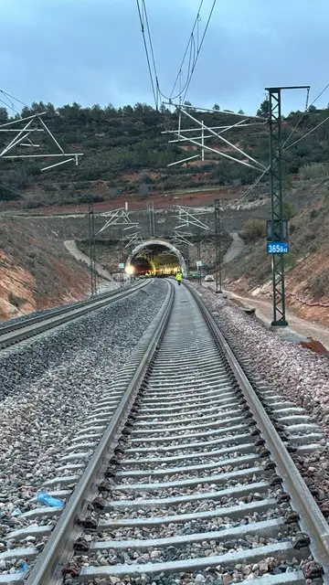 Tramo de la línea de AVE que conecta Madrid con Valencia. Tramo de la línea de AVE que conecta Madrid con Valencia.