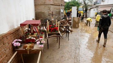 Imágenessacadas del interior de la iglesia de la Encarnación de la localidad malagueña de Benamargosa donde se están realizando trabajos de limpieza tras las fuertes lluvias de este miércoles