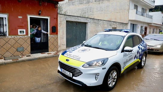 Desalojo de vecinos ante la previsión de entrada de agua en las viviendas en Málaga este miércoles. Desalojo de vecinos ante la previsión de entrada de agua en las viviendas en Málaga este miércoles.