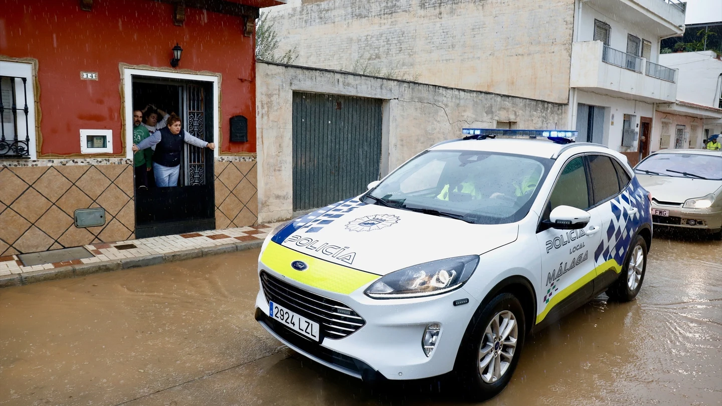 Desalojo de vecinos ante la previsión de entrada de agua en las viviendas en Málaga este miércoles. Desalojo de vecinos ante la previsión de entrada de agua en las viviendas en Málaga este miércoles.