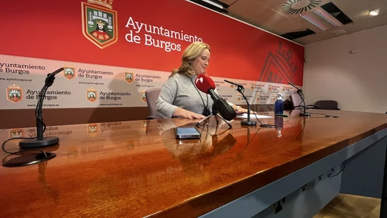 La alcaldesa de Burgos, la 'popular' Cristina Ayala, momentos antes de comenzar la rueda de prensa. Cristina Ayala, momentos antes de comenzar la rueda de prensa.