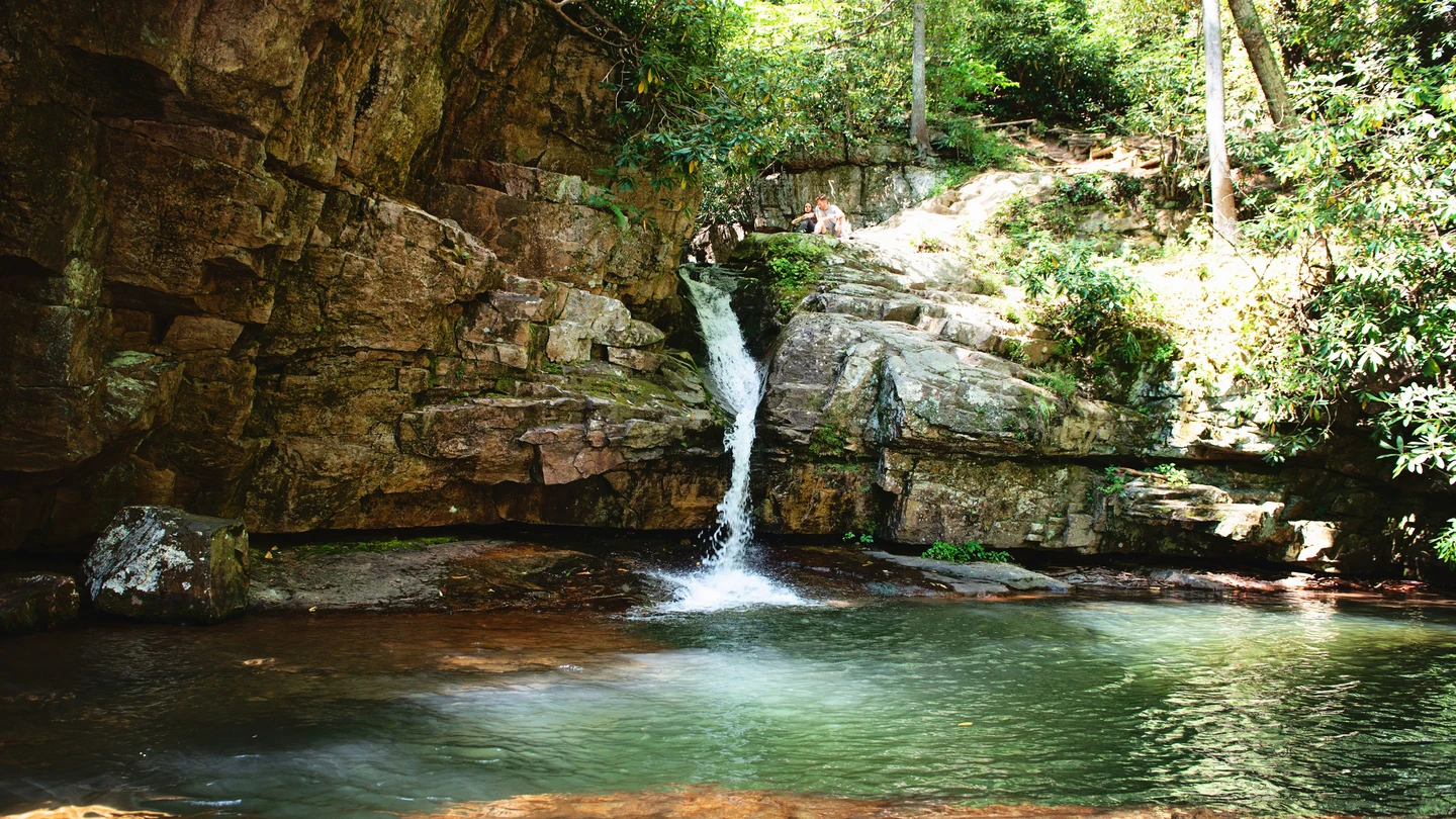 Imagen de archivo de una piscina natural Imagen de archivo de una piscina natural