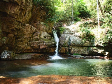 Imagen de archivo de una piscina natural