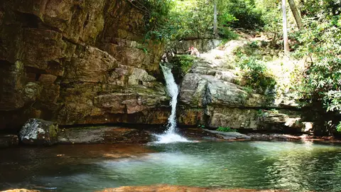 Imagen de archivo de una piscina natural Imagen de archivo de una piscina natural