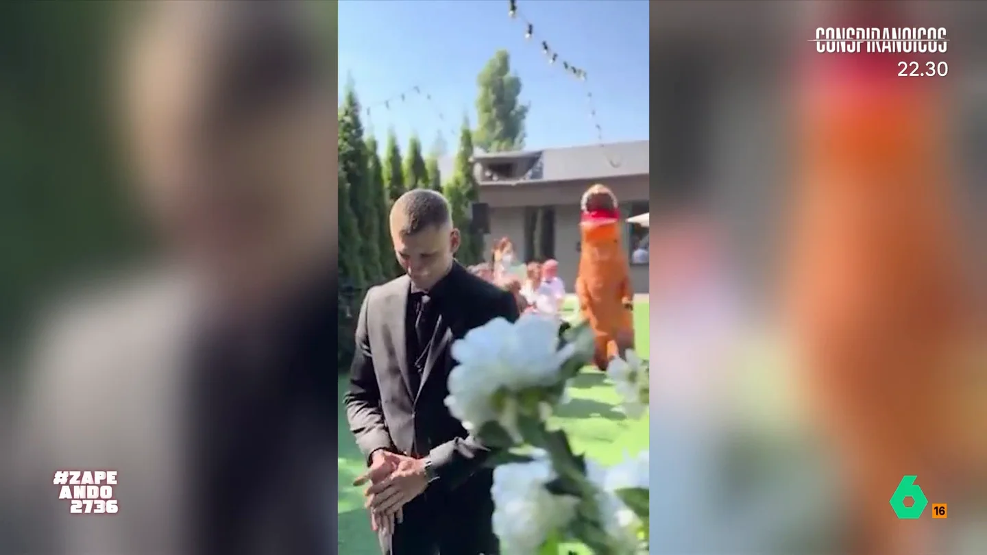 La viral reacción de un chico al descubrir el divertido look que ha escogido su novia para pasar por el altar La chica, en lugar de escoger un clásico vestido blanco de novia, se ha decantado por un outfit más rompedor que no pasa desapercibido. No te pierdas su elección en el vídeo principal.