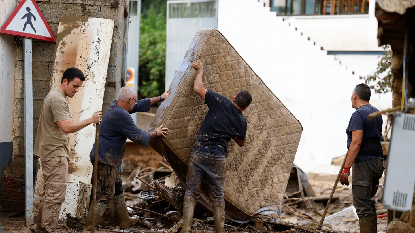 Vecinos sacan a la calle enseres dañados por las inundaciones en la localidad malagueña de Benamargosa, este jueves. Vecinos sacan a la calle enseres dañados por las inundaciones en la localidad malagueña de Benamargosa, este jueves.