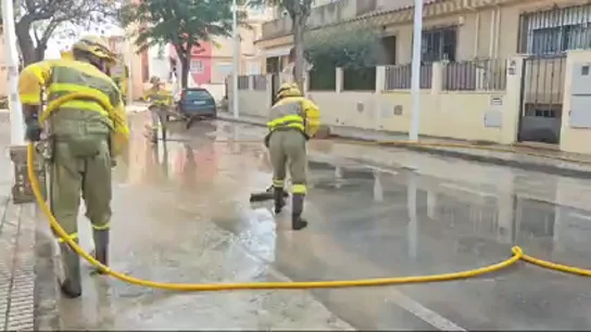 Más de dos semanas después el asfalto vuelve a tener color de asfalto en Paiporta Más de dos semanas después el asfalto vuelve a tener color de asfalto en Paiporta