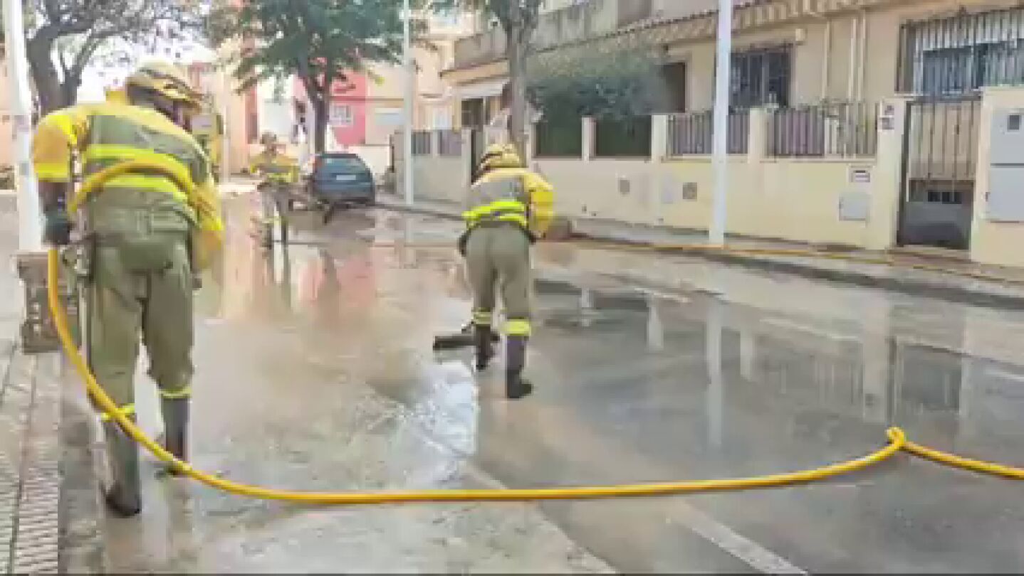 Más de dos semanas después el asfalto vuelve a tener color de asfalto en Paiporta