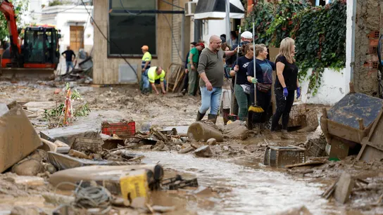 Labores de limpieza en la localidad malagueña de Benamargosa, este jueves, tras las fuertes lluvias. Labores de limpieza en la localidad malagueña de Benamargosa, este jueves, tras las fuertes lluvias.