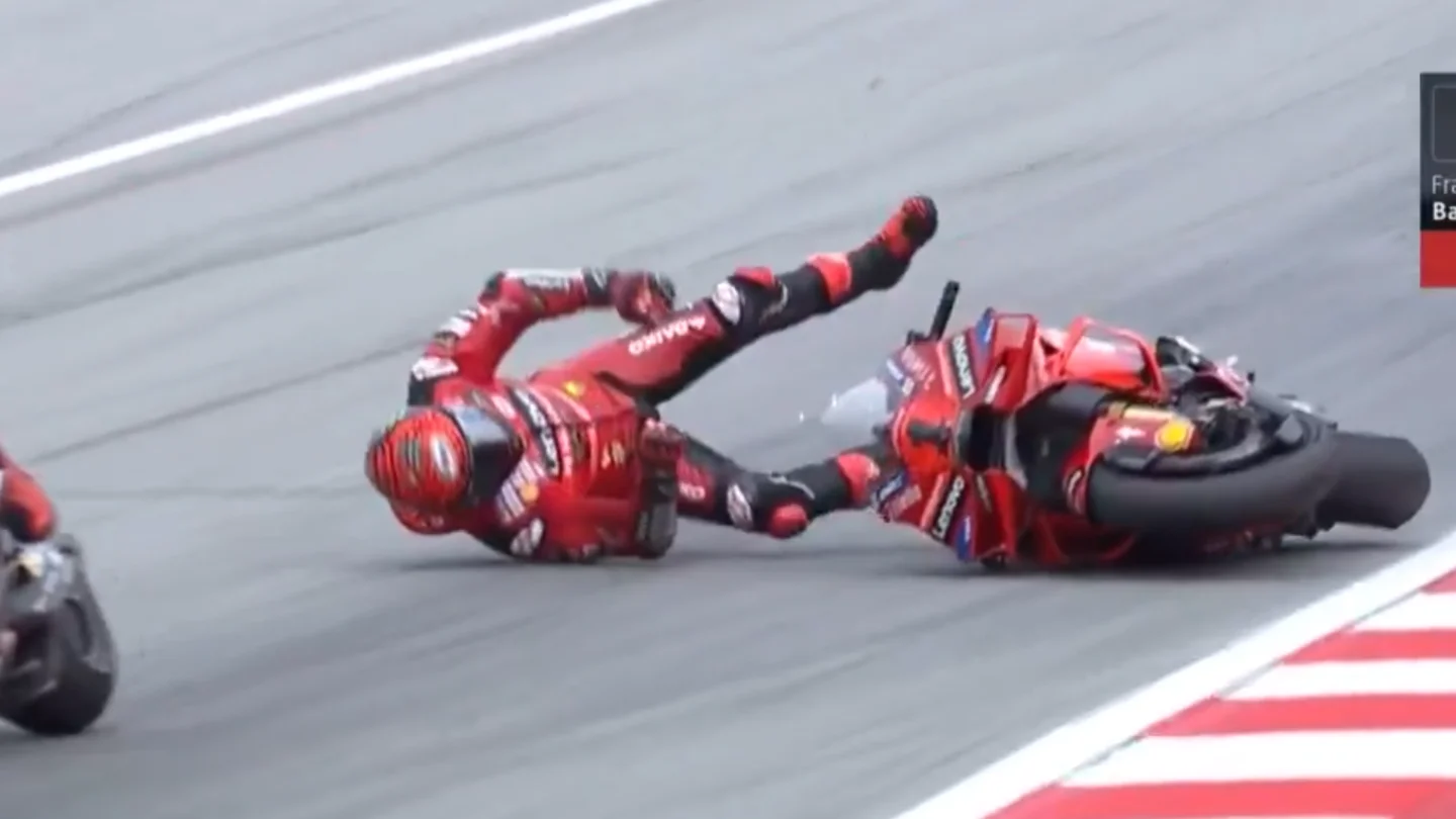 Caída de Pecco Bagnaia en los primeros libres en Barcelona Caída de Pecco Bagnaia en los primeros libres en Barcelona