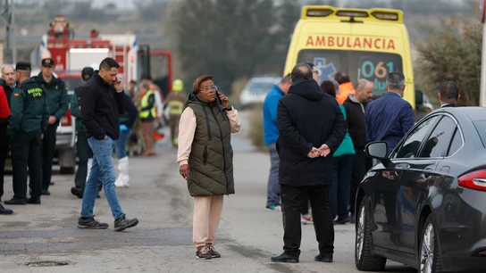Miembros de los servicios de emergencia y familiares de residentes a las puertas de una residencia de mayores en Villafranca de Ebro Miembros de los servicios de emergencia y familiares de residentes a las puertas de una residencia de mayores en Villafranca de Ebro