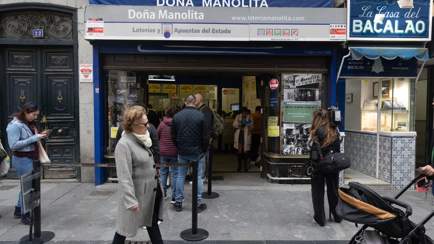 Varias personas hacen cola en la administración de Lotería de Doña Manolita, a 12 de octubre de 2024, en Madrid (España). Varias personas hacen cola en la administración de Lotería de Doña Manolita, a 12 de octubre de 2024, en Madrid (España).