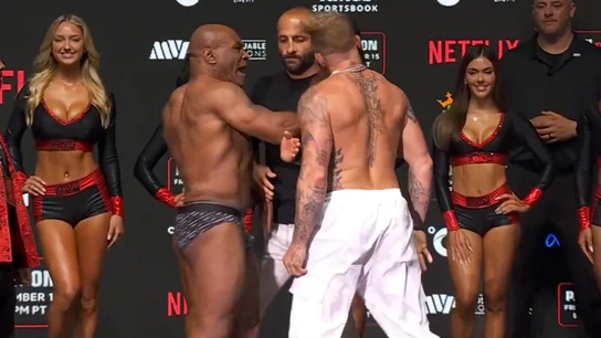 El bofetón de Mike Tyson a Jake Paul en el pesaje El bofetón de Mike Tyson a Jake Paul en el pesaje