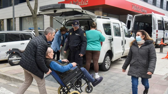 Residentes de la residencia de ancianos de Villafranca de Ebro llegan a Huesca, este viernes. Residentes de la residencia de ancianos de Villafranca de Ebro llegan a Huesca, este viernes.