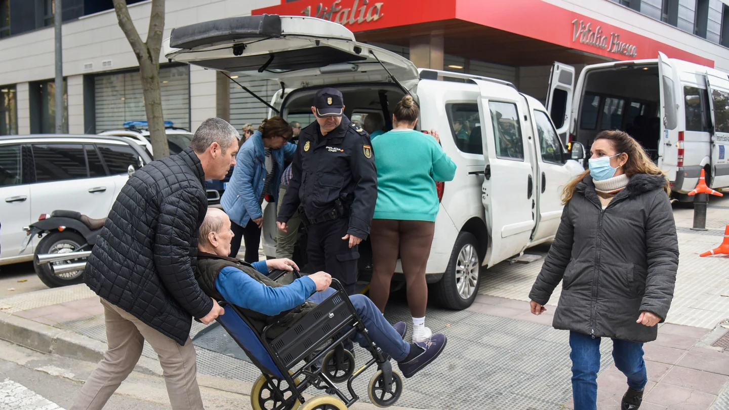 Residentes de la residencia de ancianos de Villafranca de Ebro llegan a Huesca, este viernes. Residentes de la residencia de ancianos de Villafranca de Ebro llegan a Huesca, este viernes.