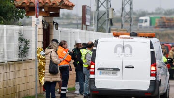 Servicios de emergencia a las puertas de la residencia incendiada en Villafranca de Ebro, Zaragoza.