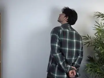 El significado de caminar con las manos a la espalda El significado de caminar con las manos a la espalda