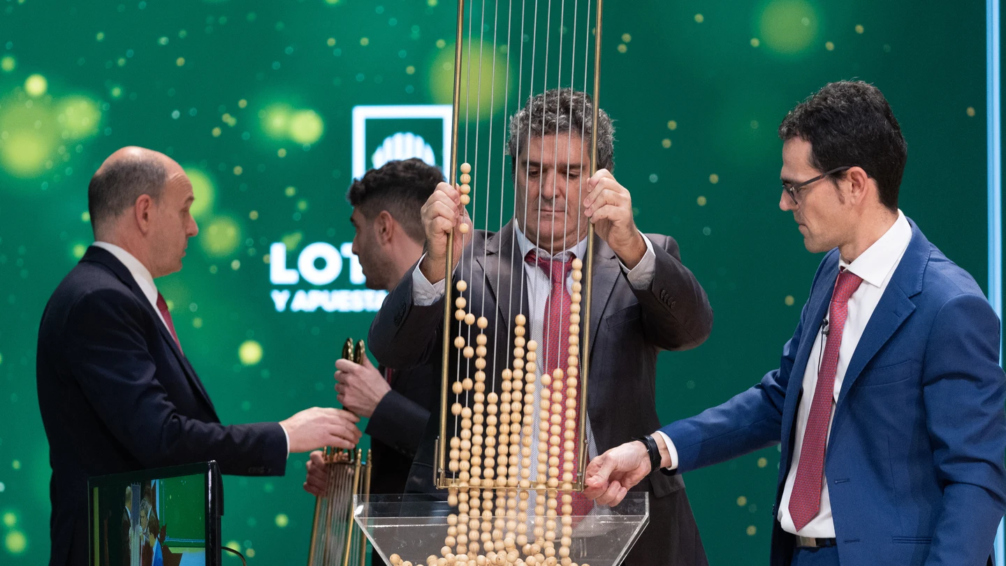 Varios hombres preparan el bombo para el Sorteo Extraordinario de la Lotería de Navidad 2023 en el Teatro Real de Madrid, a 22 de diciembre de 2023, en Madrid (España). Varios hombres preparan el bombo para el Sorteo Extraordinario de la Lotería de Navidad 2023 en el Teatro Real de Madrid, a 22 de diciembre de 2023, en Madrid (España).
