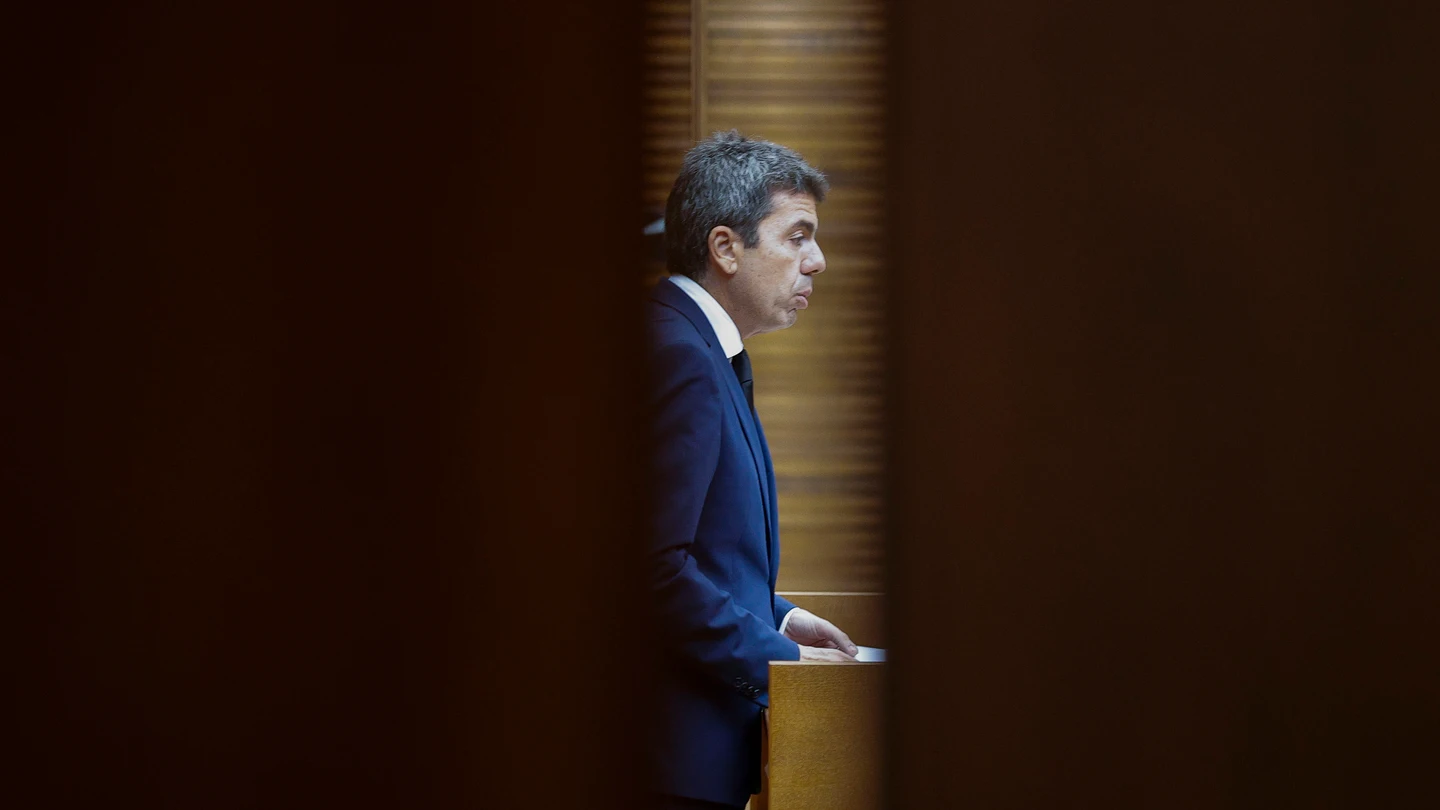 El president de la Generalitat, Carlos Mazón comparece en Les Corts durante el pleno de este viernes. El president de la Generalitat, Carlos Mazón comparece en Les Corts durante el pleno de este viernes.