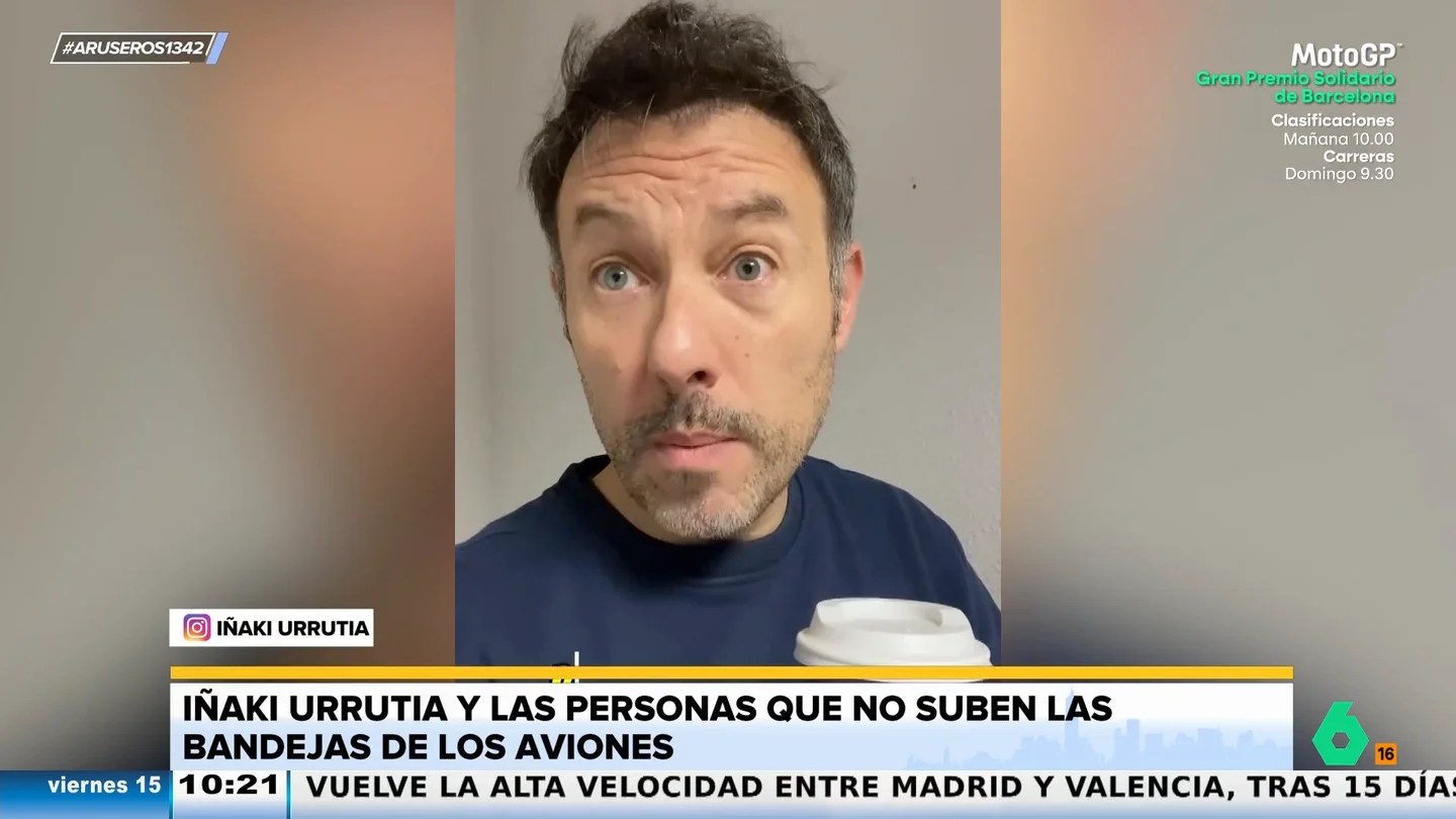 Iñaki Urrutia, a las personas que no suben la bandeja en el avión: "¡Súbela ya! Tonto, ¡que eres tonto!" Iñaki Urrutia, a las personas que no suben la bandeja en el avión: "¡Súbela ya! Tonto, ¡que eres tonto!"