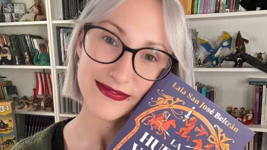 Laia San Jos&eacute; Beltr&aacute;n posa con su libro 'La huella vikinga'