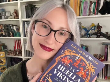 Laia San José Beltrán posa con su libro 'La huella vikinga'