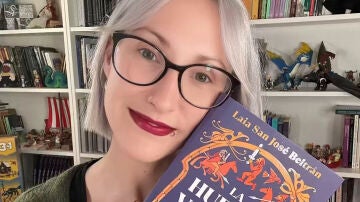 Laia San José Beltrán posa con su libro 'La huella vikinga'