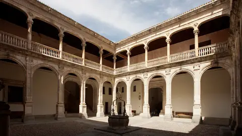 Patio del Palacio de de los Condes de Miranda de Peñaranda de Duero Patio del Palacio de de los Condes de Miranda de Peñaranda de Duero