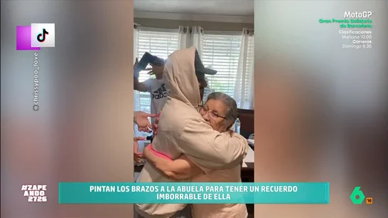 Esta es la tierna idea que han tenido unos jóvenes para 'conservar' un abrazo de su abuela Existen numerosas maneras de recordar a nuestros seres queridos cuando no están. Pero unos chicos de México han descubierto la manera de convertir los abrazos de su abuela en algo imborrable.