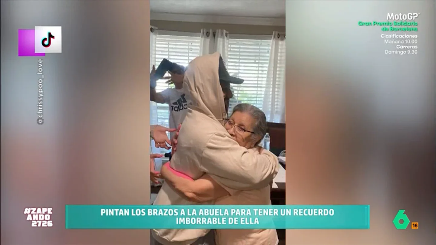 Esta es la tierna idea que han tenido unos jóvenes para 'conservar' un abrazo de su abuela Existen numerosas maneras de recordar a nuestros seres queridos cuando no están. Pero unos chicos de México han descubierto la manera de convertir los abrazos de su abuela en algo imborrable.