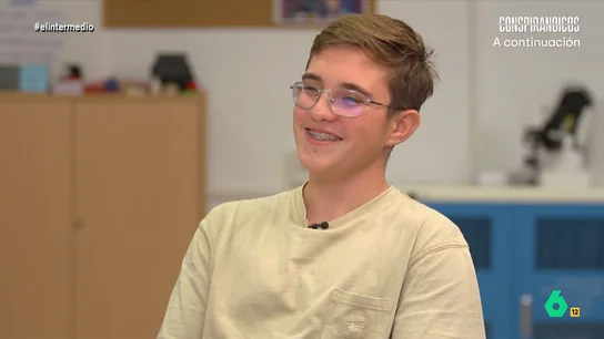 Un chico le dice a Thais Villas que preferiría conocer a El Xokas en lugar de al rey: "No sé nada de él" La reportera quiere saber a quién siguen los adolescentes a través de las redes sociales. Mientras que algunos prefieren seguir a músicos, otros, como Laura, siguen a sus deportistas preferidos.