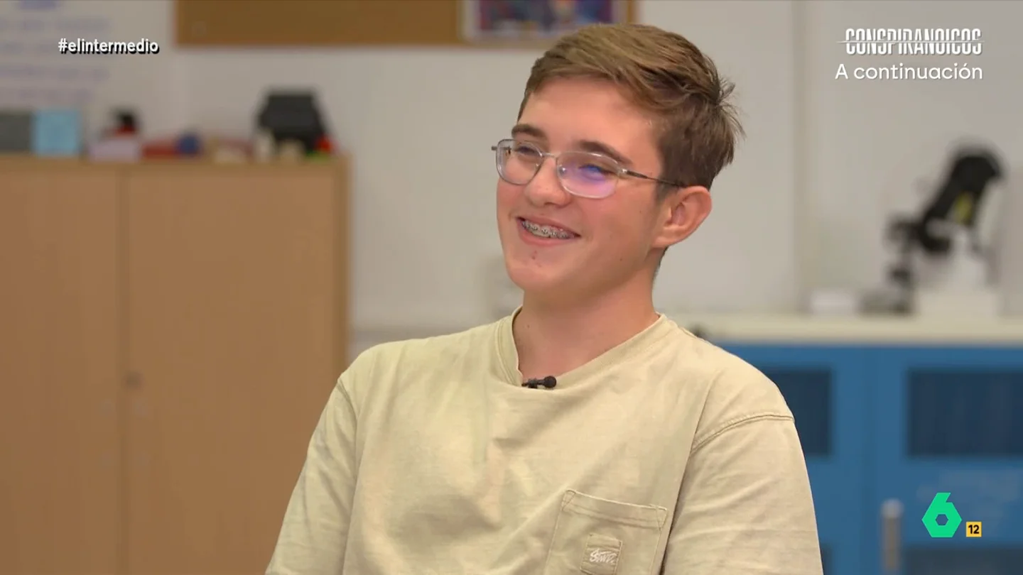 Un chico le dice a Thais Villas que preferiría conocer a El Xokas en lugar de al rey: "No sé nada de él" La reportera quiere saber a quién siguen los adolescentes a través de las redes sociales. Mientras que algunos prefieren seguir a músicos, otros, como Laura, siguen a sus deportistas preferidos.
