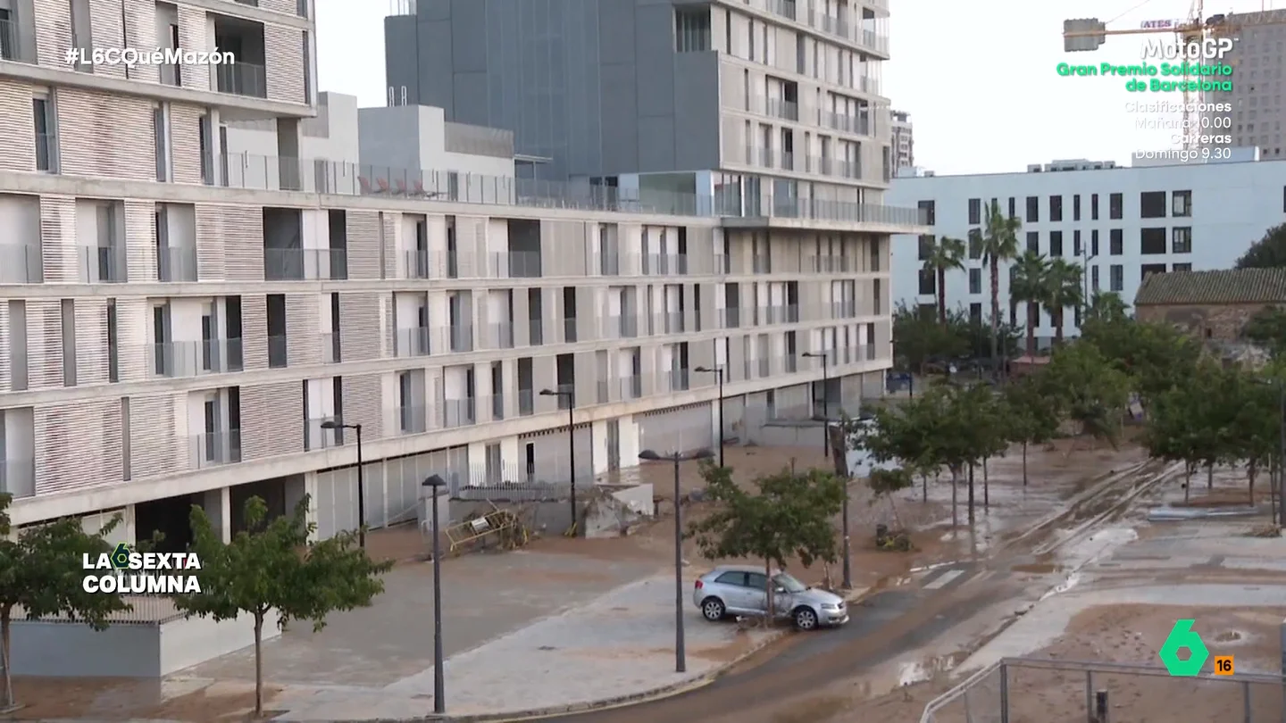 La burbuja inmobiliaria y la tragedia de la DANA: 3 de cada 10 viviendas afectadas se construyeron durante el 'pelotazo' laSexta Columna analiza en este vídeo el papel de la burbuja inmobiliaria en Valencia en la tragedia de la DANA. Ejemplos como 'Sociópolis' o la expansión de Paiporta muestran cómo el plan de no construir en zonas inundables no se ha cumplido.