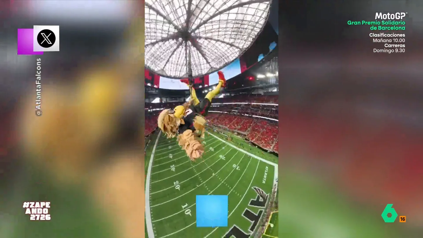 Récord Guinness: así es el increíble salto que ha hecho Freddie, la mascota de los Atlanta Falcons El halcón ha saltado desde el punto más alto del estadio de su equipo. Además, todo quedo grabado en una cámara que la mascota llevaba adherida para mostrar como es saltar desde una altura tan elevada.
