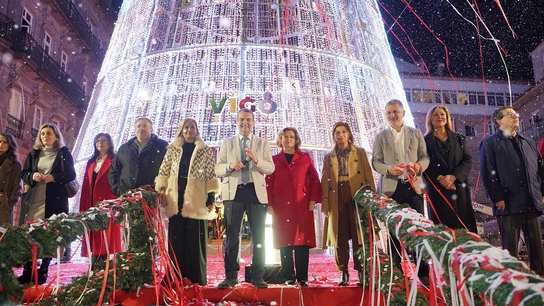El alcalde de Vigo, Abel Caballero (c), junto a su equipo de gobierno, durante el encendido de las luces de Navidad 2023 El alcalde de Vigo, Abel Caballero (c), junto a su equipo de gobierno, durante el encendido de las luces de Navidad 2023