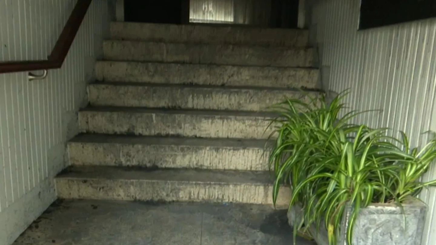 Unas escaleras, calcinadas tras un incendio en A Coruña Unas escaleras, calcinadas tras un incendio en A Coruña