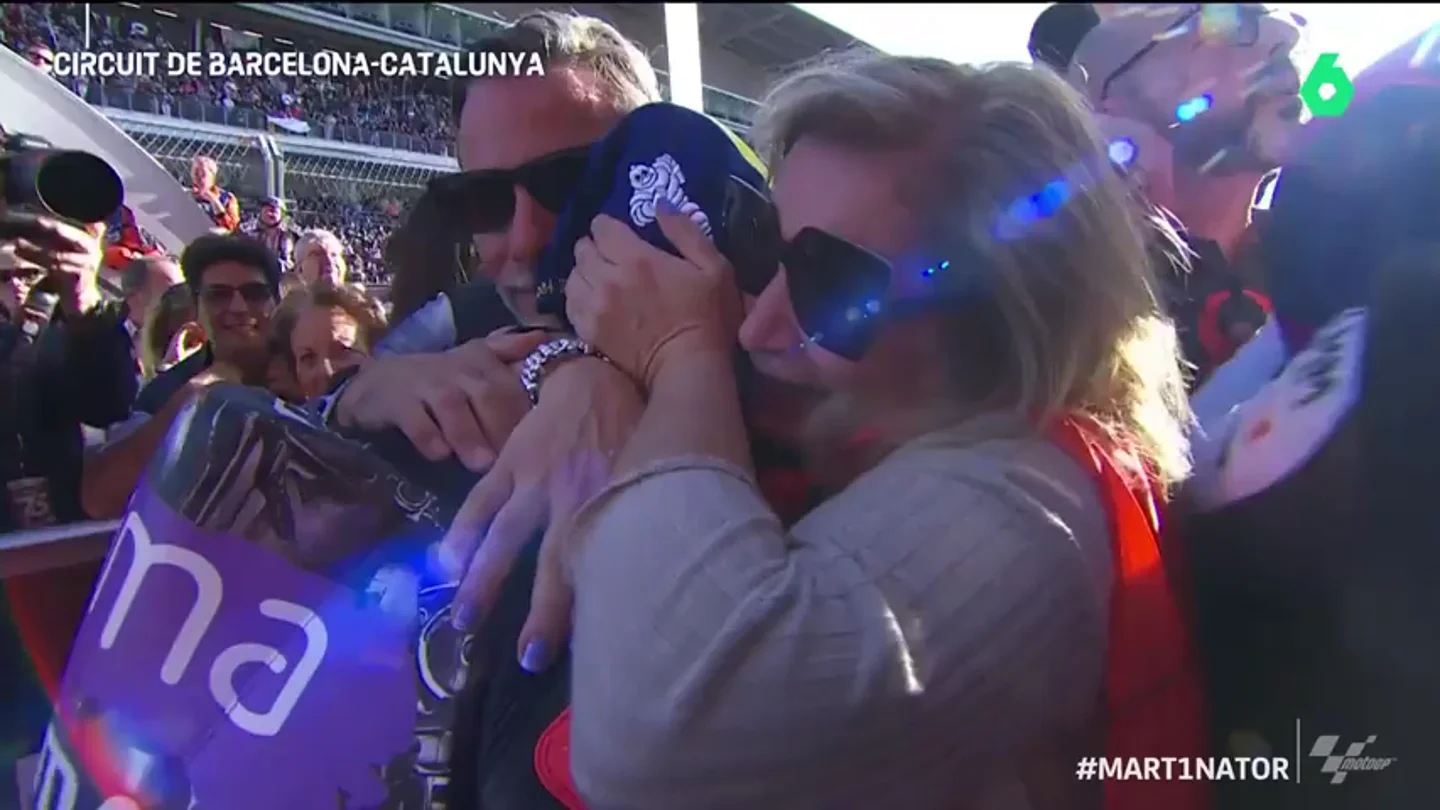 El conmovedor abrazo de Jorge Martín con su familia después de convertirse en campeón de MotoGP El conmovedor abrazo de Jorge Martín con su familia después de convertirse en campeón de MotoGP