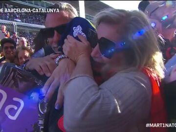 El conmovedor abrazo de Jorge Martín con su familia después de convertirse en campeón de MotoGP