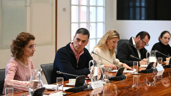 El presidente del Gobierno, Pedro Sánchez, preside la reunión del comité de crisis para el seguimiento de los efectos de la DANA, este sábado. El presidente del Gobierno, Pedro Sánchez, preside la reunión del comité de crisis para el seguimiento de los efectos de la DANA, este sábado.
