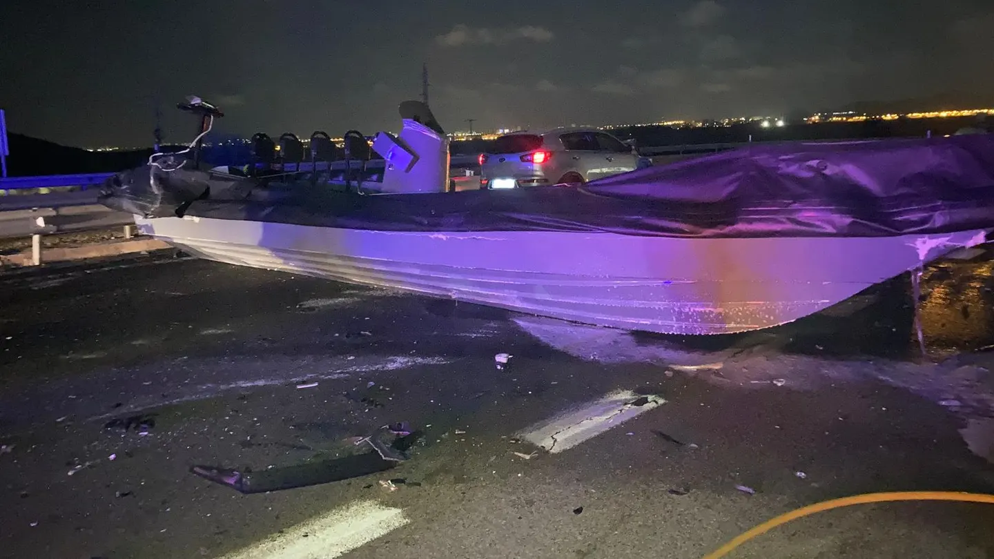 Narcolancha tirada en mitad de la carretera que ha producido un accidente en Murcia Narcolancha tirada en mitad de la carretera que ha producido un accidente en Murcia