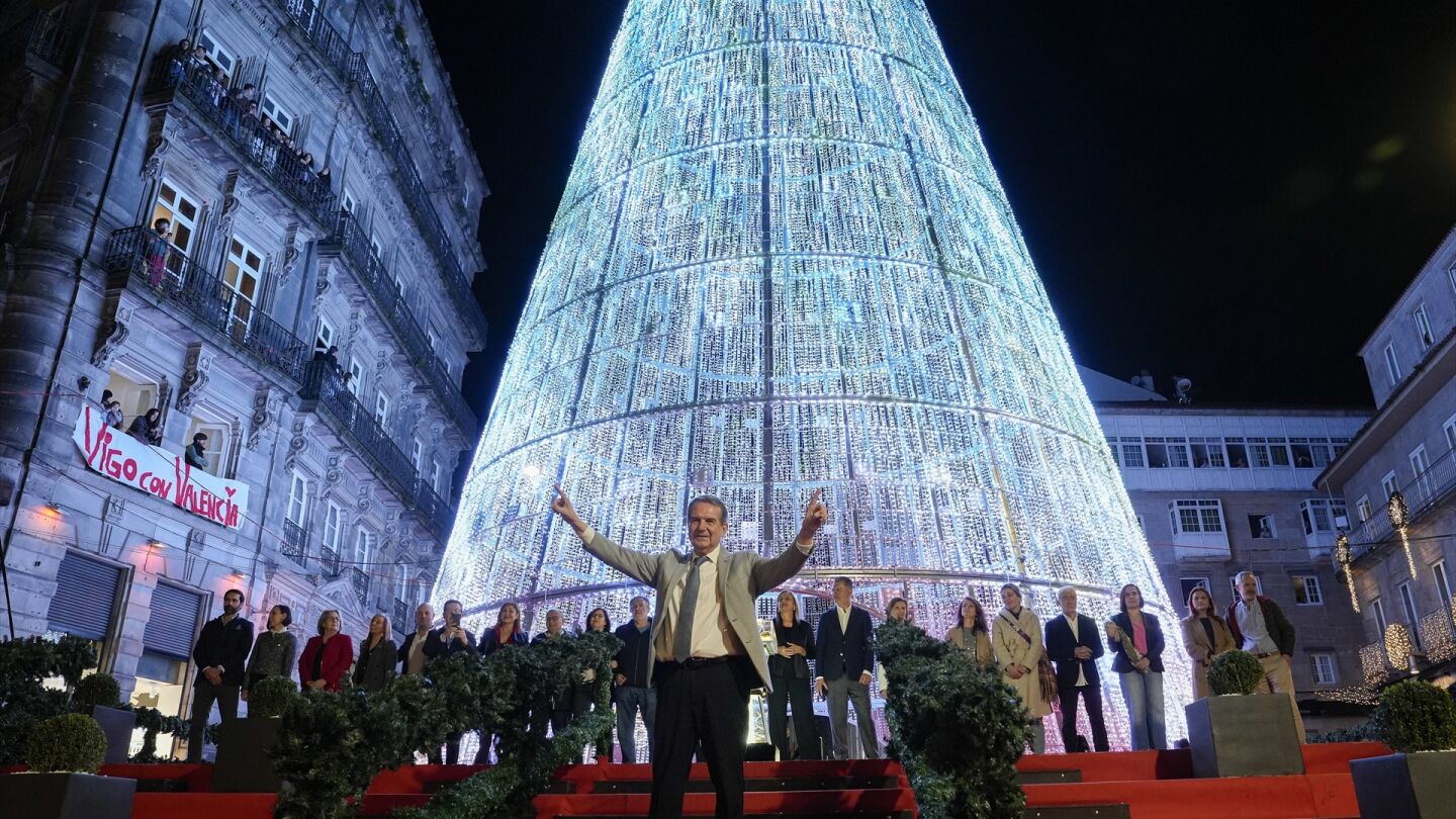Abel Caballero durante el encendido de las luces de Navidad de Vigo 2024