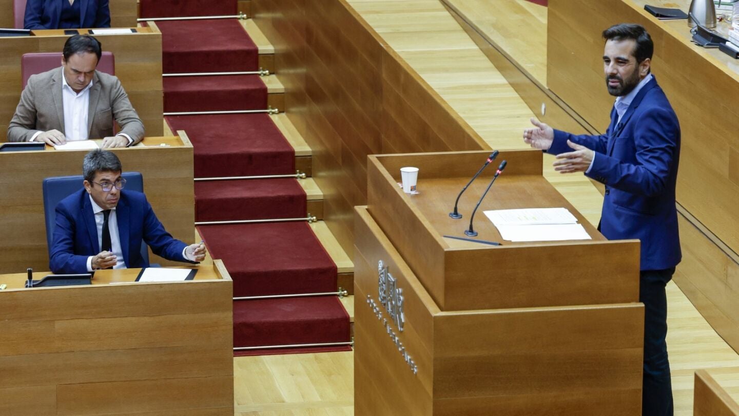 El portavoz socialista en Les Corts, Jos&eacute; Mu&ntilde;oz, interviene durante el pleno en el que Maz&oacute;n comparece