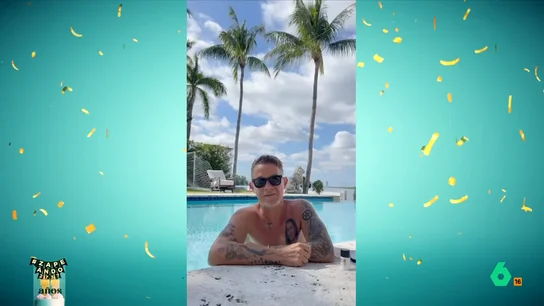 Alejandro Sanz felicita a Zapeando por su 11 cumpleaños: "Hasta los 21 no podéis beber" El artista ha enviado un mensaje al programa mientras disfruta de un baño en su piscina. "Alejandro Sanz ha grabado este mensaje desde la piscina municipal de Moratalaz", bromea Quique Peinado.