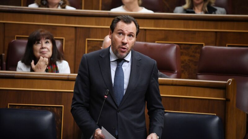 El ministro de Transportes, Óscar Puente, durante el Pleno del Congreso.