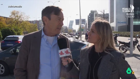 Rafael Hernando y su sorprendente defensa de Mazón: "No ha cometido ningún error. Se intenta culpar al eslabón más débil" Andrea Ropero pregunta a los pesos pesados del PP sobre la gestión de Mazón de la DANA. Entre tibios apoyos, la reportera encuentra a un firme defensor, Rafael Hernando, que asegura que Mazón no cometió "ningún" error y carga contra Ribera.