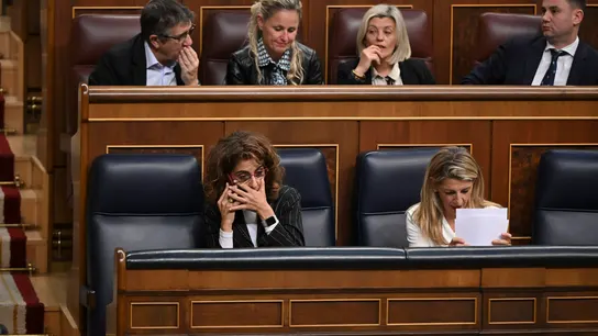 La vicepresidenta primera y ministra de Hacienda, María Jesús Montero, habla por teléfono en el Congreso de los Diputados. La vicepresidenta primera y ministra de Hacienda, María Jesús Montero, habla por teléfono en el Congreso de los Diputados.