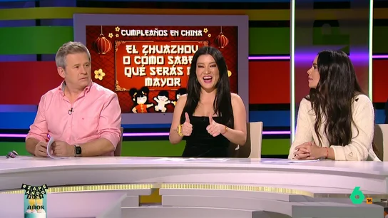 Jiaping explica en qué consiste el 'zhuazhou': los bebés 'deciden' su futuro el día de su cumpleaños La reportera afirma que, en función de la elección que hagan los bebés, están decidiendo hacia dónde van a encaminar su futuro profesional.
