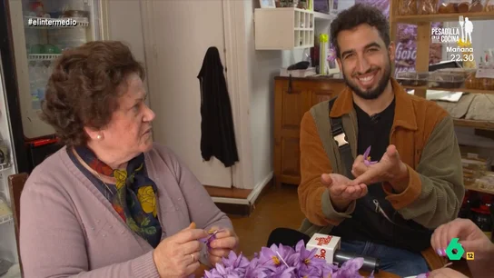 Una mondadora lamenta el poco interés entorno a la cosecha del azafrán: "Los jóvenes esto no lo quieren" El reportero Isma Juárez ha aprendido gracias a Inma Moreno y Demetria Gallego cómo se monda el azafrán, un proceso a través del cual se retiran los estigmas de la flor para después secarlos.