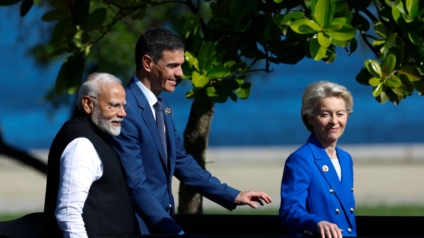 El presidente del Gobierno de España, Pedro Sanchez, junto con la presidenta de la Comisión Europea, Ursula von der Leyen, en el G20. El presidente del Gobierno de España, Pedro Sanchez, junto con la presidenta de la Comisión Europea, Ursula von der Leyen, en el G20.